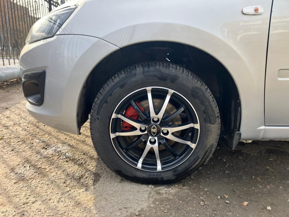 Продам диски титановые R 14 ризина в подарок 2  шины  новые, 2 нет