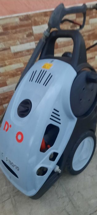 Машина за Почистване Измиване на Соларен Парк