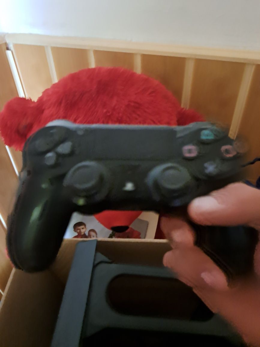 Playstation 4 cu 1 controller și un suport