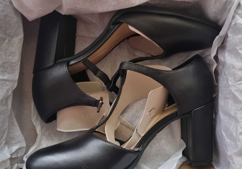 Нови обувки каишка Clarks