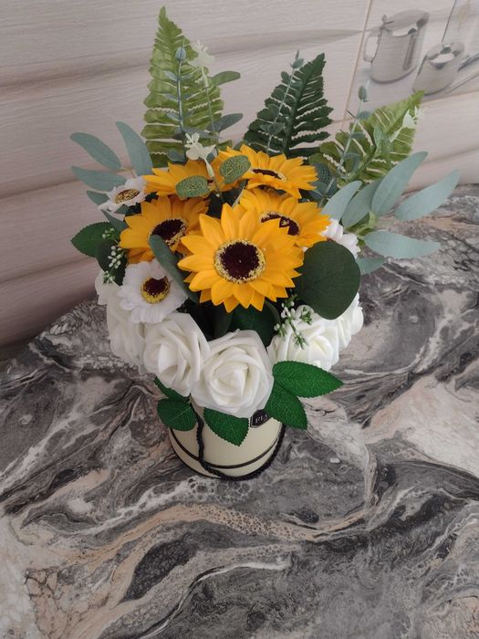 Diverse aranjamente și lumânări din ceară