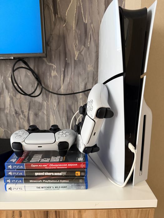 sony playstation 5 slim 2 dualsense + 4 дискa + 7 игр
