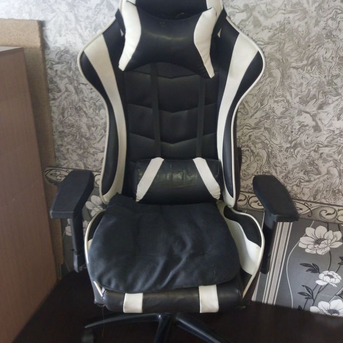 Компьютерный стол и кресло