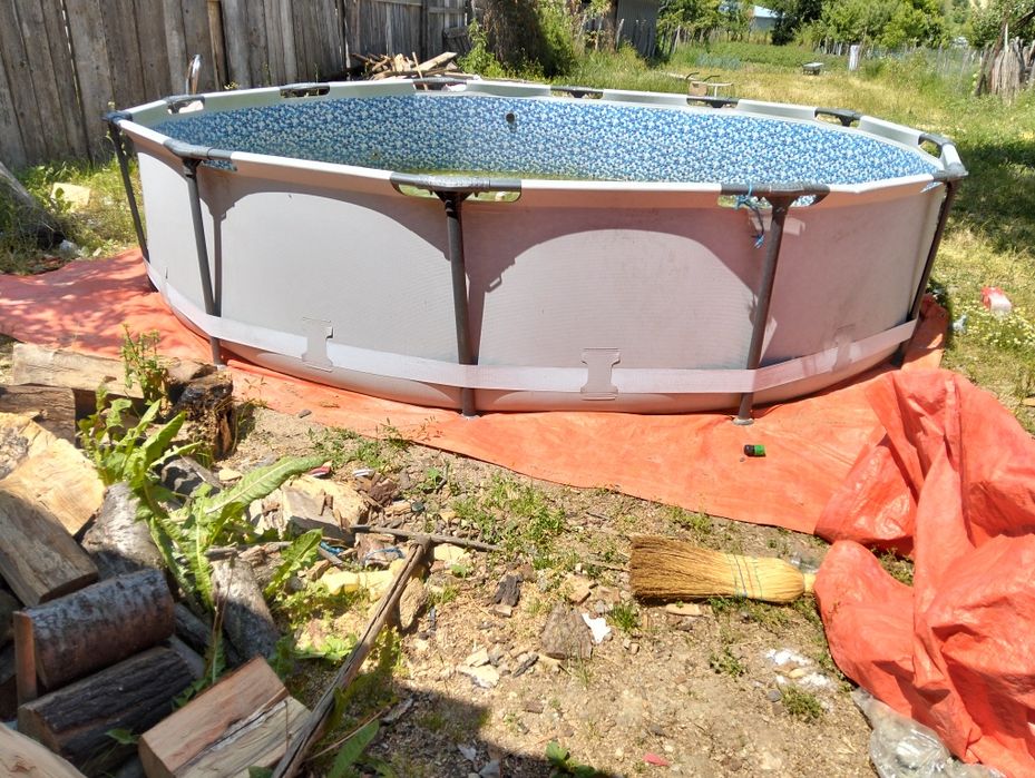 Copi care se distrează în pișchină