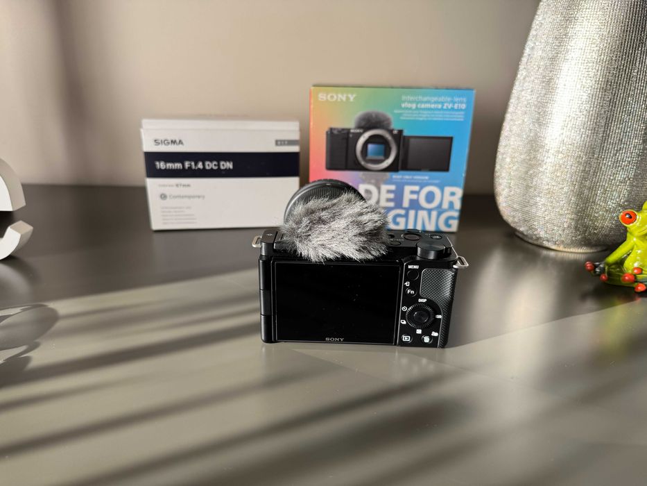 Sony ZV-E10 / obiectiv SIGMA 16mm F1.4 DC DN