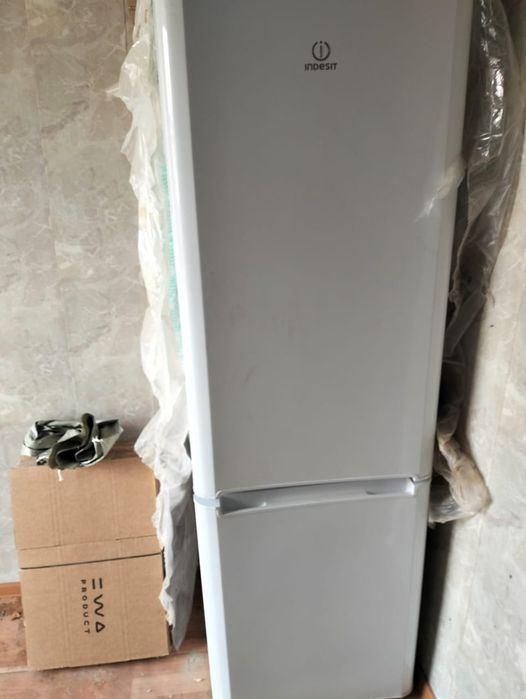 Продам холодильник Indesit в рабочем состоянии.