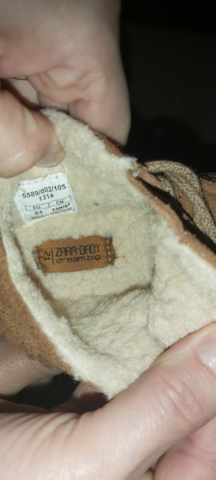 Ghetute imblanite bebe marimea 21 Zara