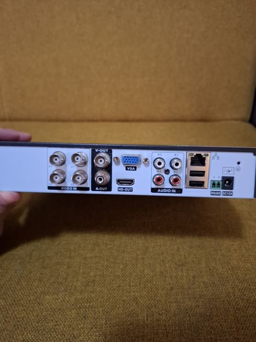 Vând DVR AKU 2804X + Monitor Horizon 17"