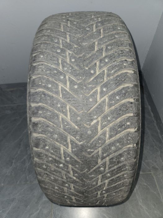 Зимние шина шипы б/у Nokian Hakkapelitta 8 SUVв хорошем состоянии