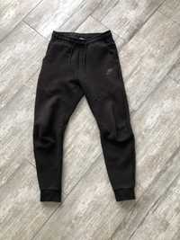 Pantaloni Nike Tech