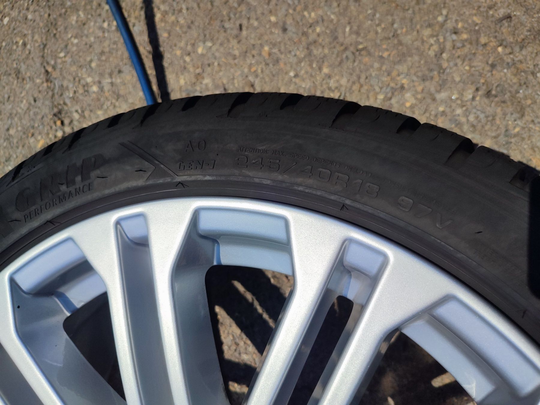 245/40/18" 2бр Good year ultra grip performance,dot2031,7mm