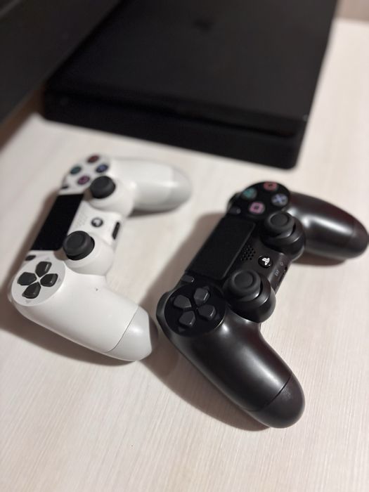 Ps4 slim perfecta stare + manete originale