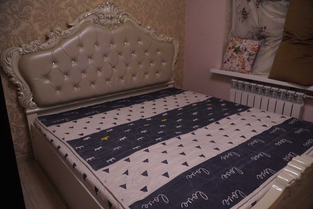 Кровать большая двуспальная king size белая с кожаным подголовником