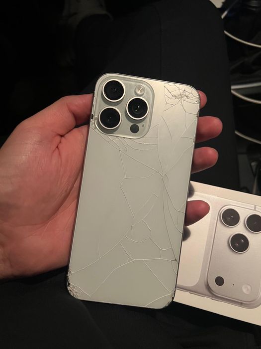 Vand 15 pro max 256 spart spate