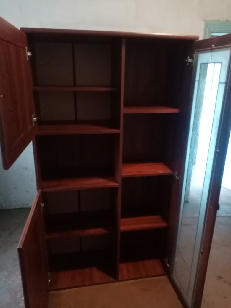 Продам сервант в хорошем состоянии