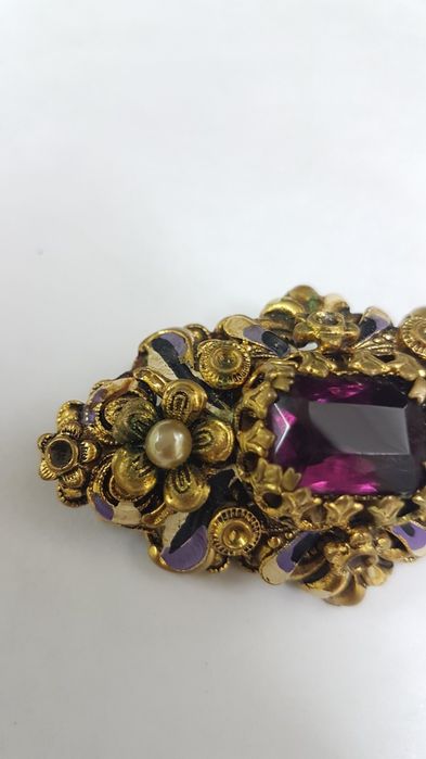 Брошка с лилав камък