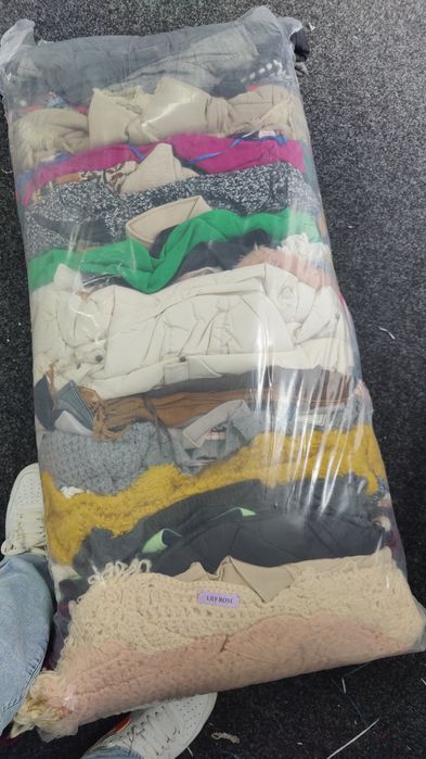 Vând haine second-hand extra, calitate premium.