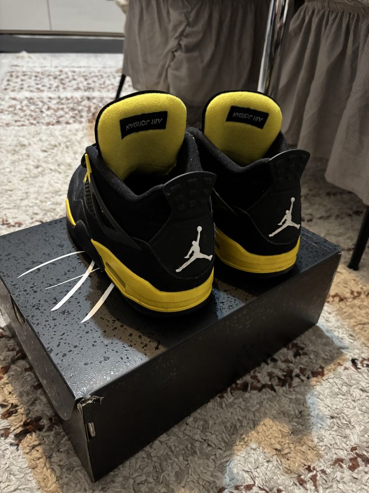 Vand jordan 4 thunder marimea 43