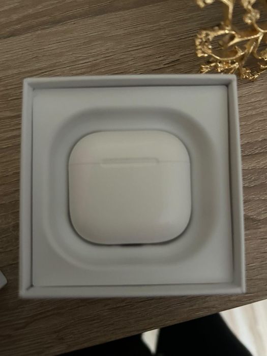 Airpods 4 noise cancelling