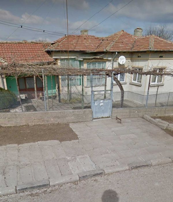 Продавам масивна къща 130м2 с парцел 860м2 по документи  реално 1600м2