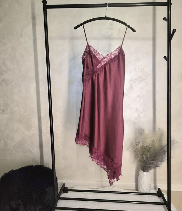 Сатенени рокли с дантела must have ZARA