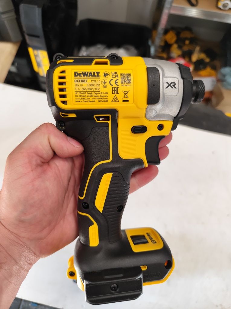 Безчетков акумулаторен импактдрайвър Девалт DeWALT DCF887 + 5 Ah