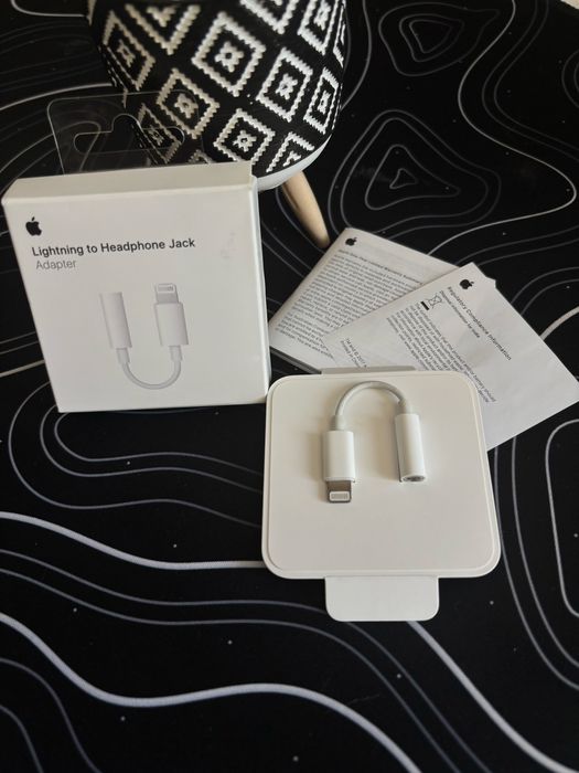 Apple lighting to headphone jack adapter