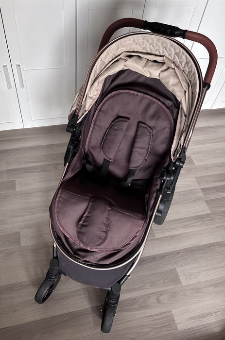 Vând cărucior 2 in 1, cu șezut care se transformă și în landou