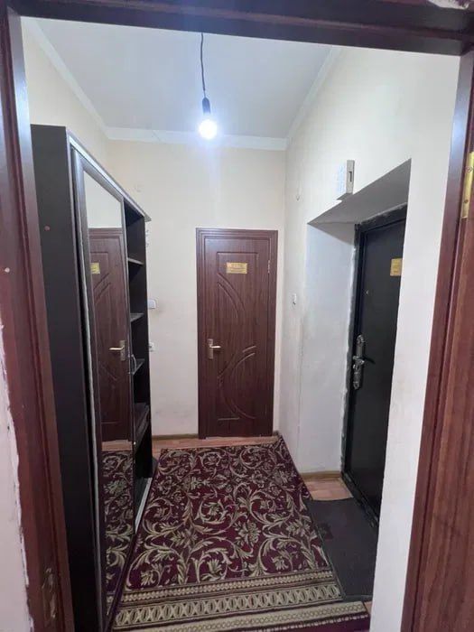 2/1/7 (1 этаж). Сергели 6а. Дом кирпичный, квартира 45 м², не торец.