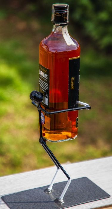 Идеалния подарък - бутилка алкохол с арт поставка