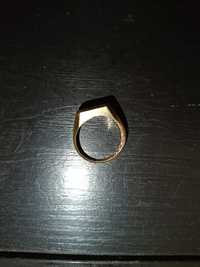Златен пръстен,с черен оникс. Тежест 7 грама, цената му е ,1000 лева!