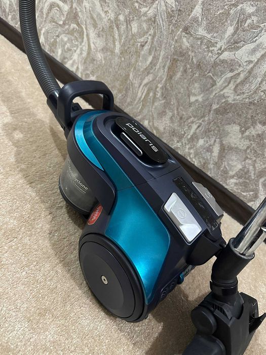 Пылесос Поларис в отличном состоянии на пульте управления