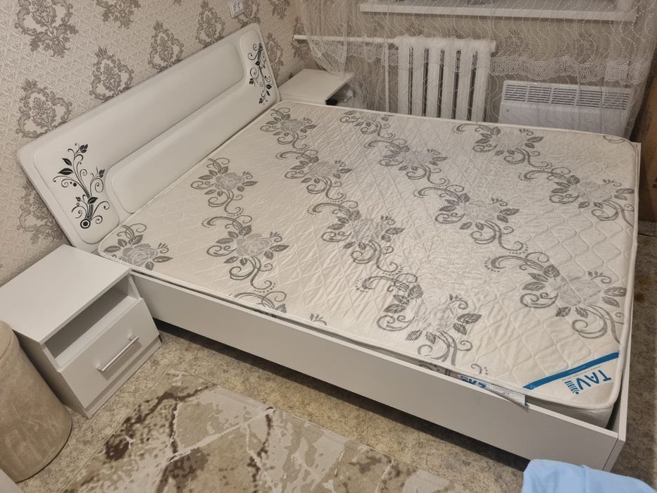 Продам спальный гарнитур (кровать и 2 прикроватные тумбы)