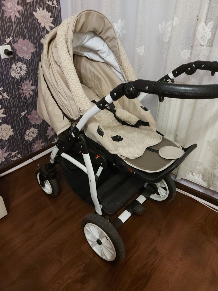 Бебешка количка  LORELLI 2в1 .Използван е само летният  кош три месеца