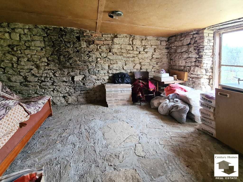 140311 Каменна къща с двор, с лешникова градина, в с. Михалци