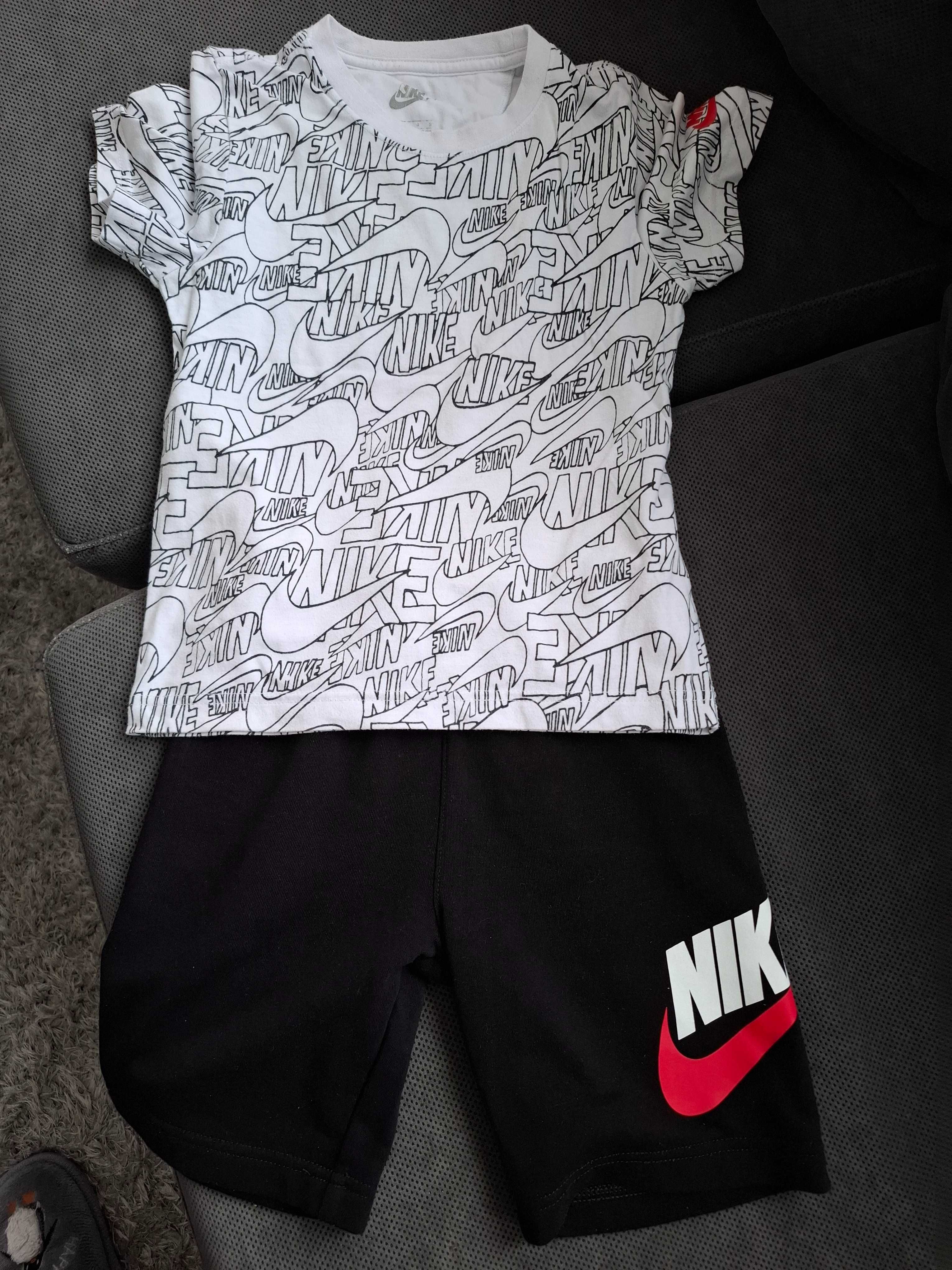 Детски тениски и панталони Nike