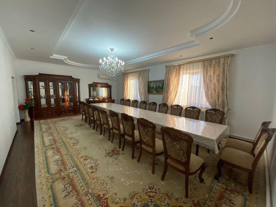 3 больших стола, 20 стульев