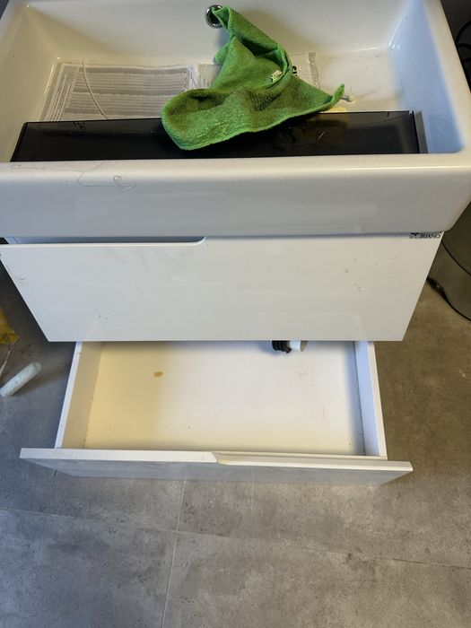 Мивка и шкафчета под нея