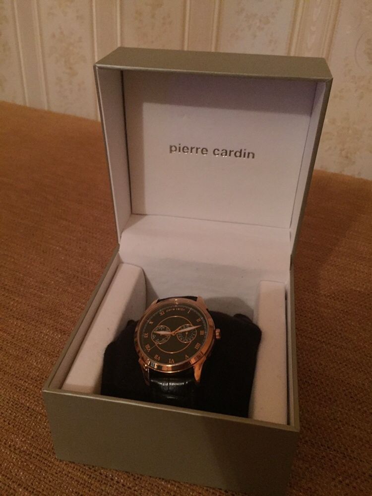 Позлатен Стилен мъжки часовник Pierre Cardin!!!