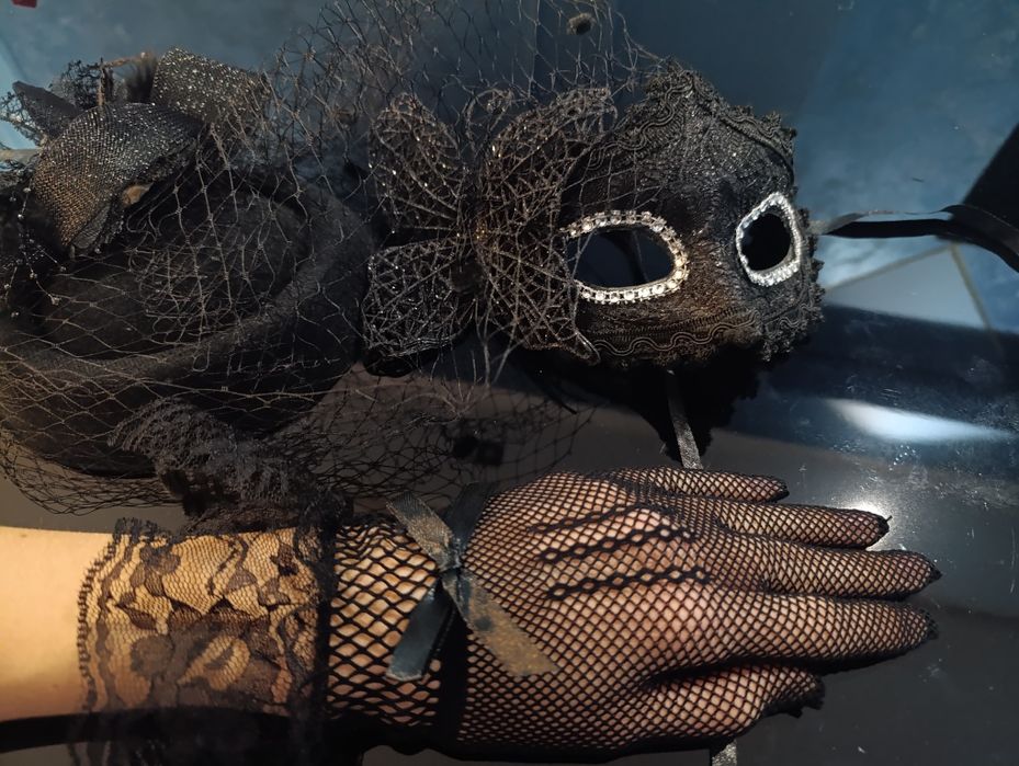 Карнавальный набор,маска ,перчатки,шляпа в  красном и чёрном цвете