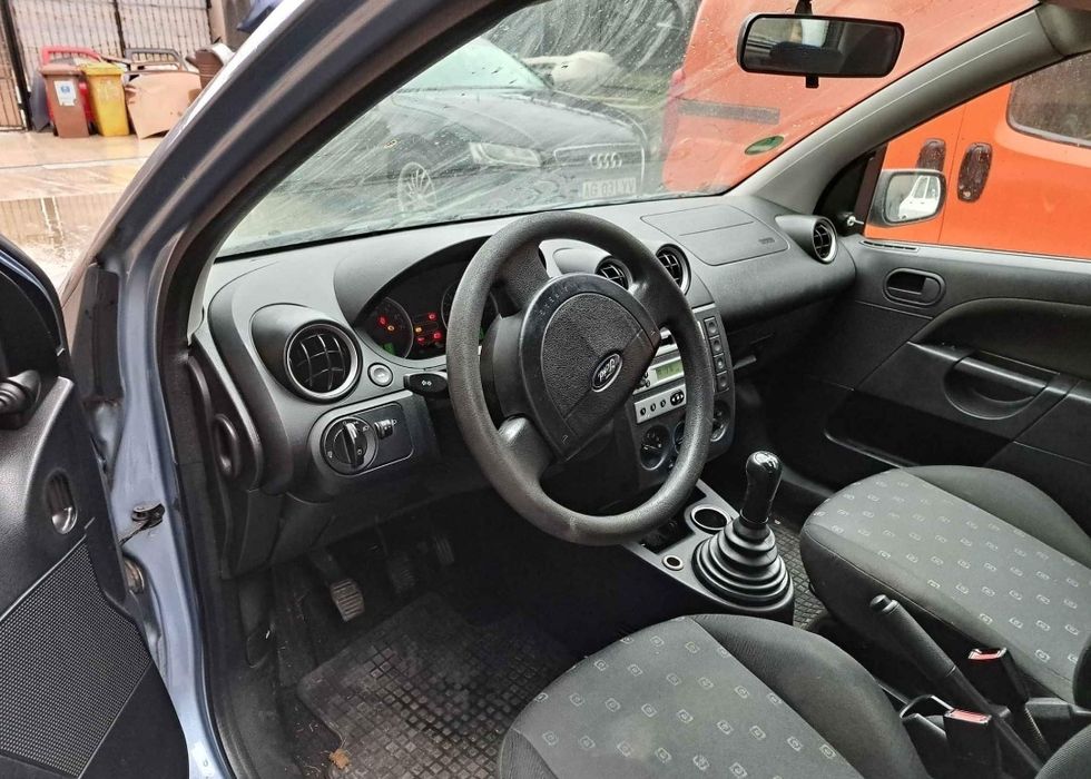 Dezmembrez Ford Fiesta 1.3 benzina an 2004 2 uși