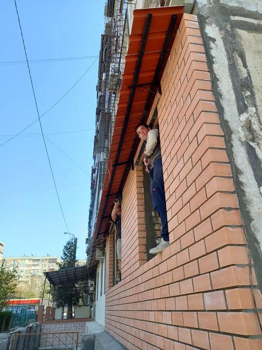 Установка козырьки над окнами