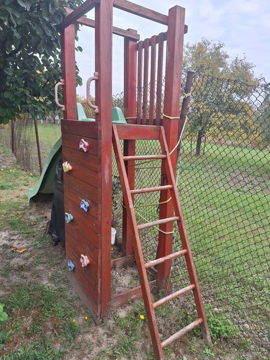 Loc de joacă cu topogan