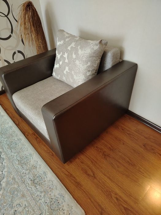 Диван с одним креслом