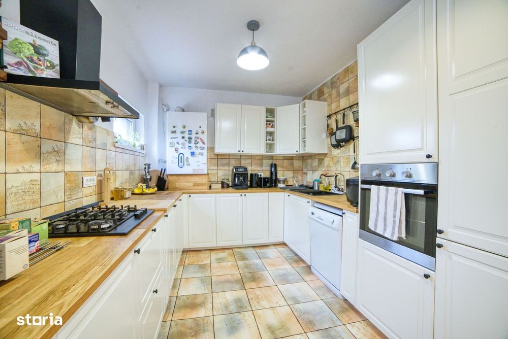 Casa complet mobilata 5 camere 3 bai curte generoasa