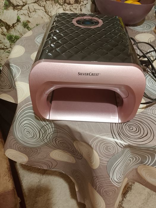 Лампа за нокти 
Използва UV и LED светлина за полимер