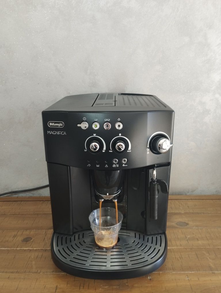 Espressor expresor cafea DeLonghi Magnifica Negru