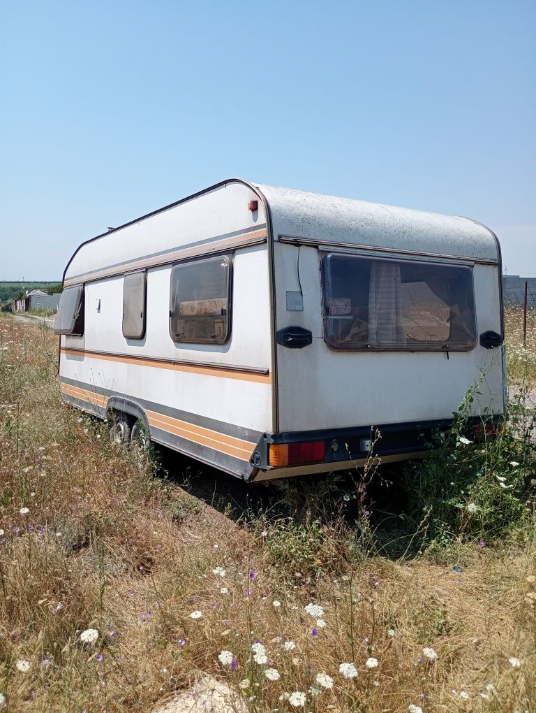 Vînd rulotă fără acte, lungime int. 5m l, preț 3500 negociabil.