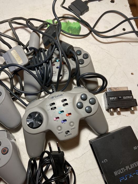 Dau PlayStation 1 Sony cu tot jocuri la el schimb doar cu un telefon