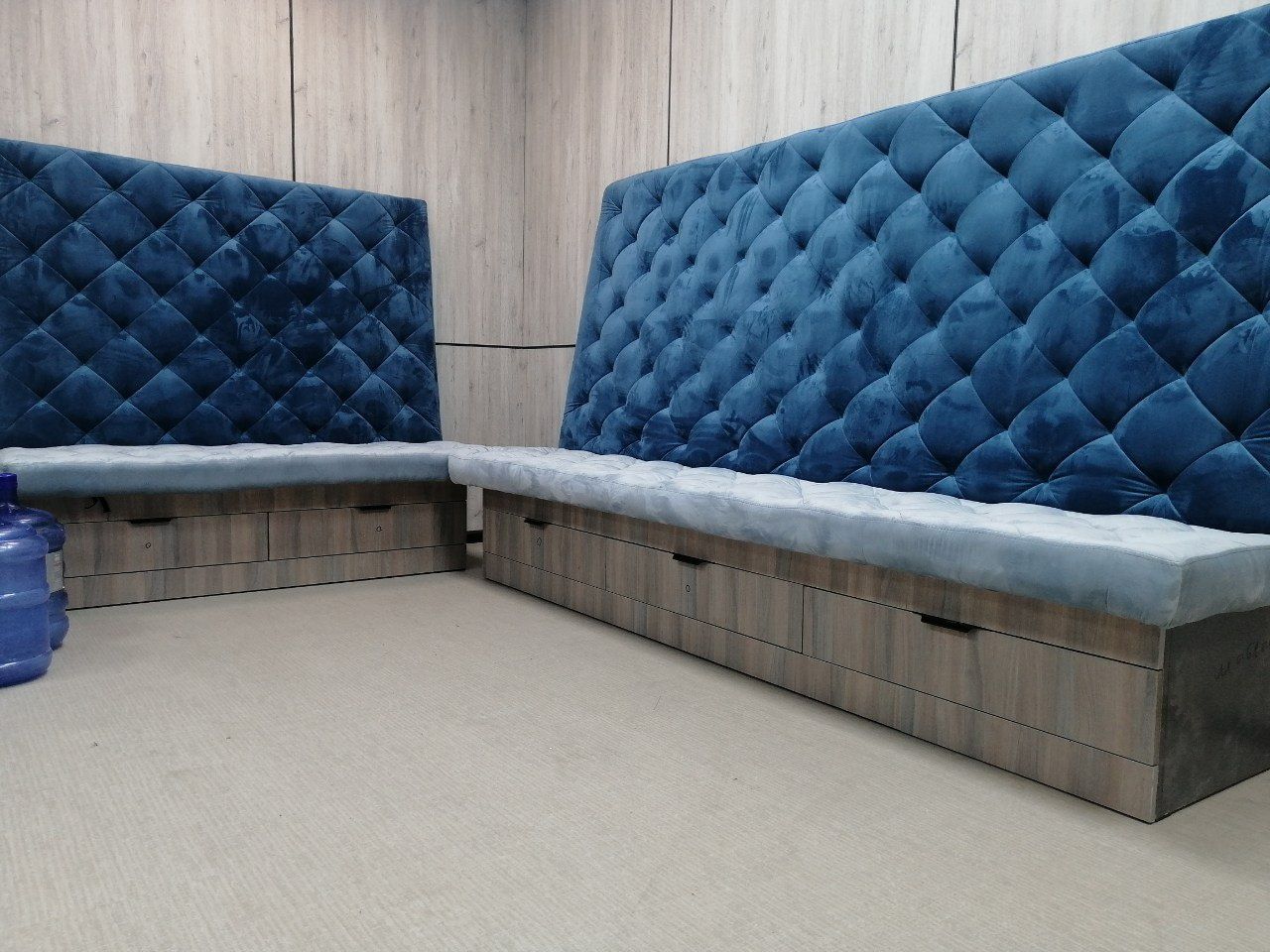 Раздельный диван с выдвижными ящиками